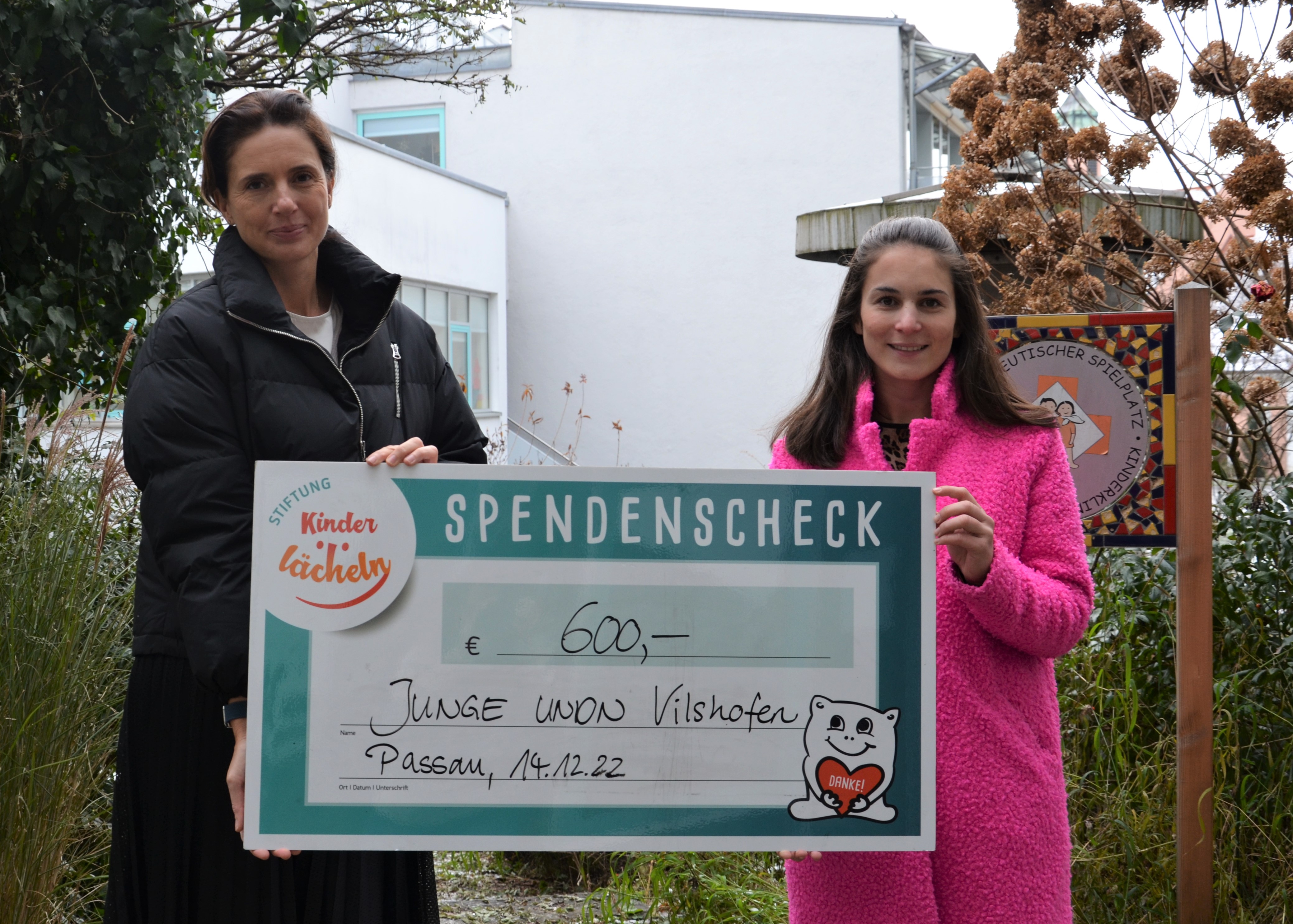 2022 12 17 JU Vilshofen Lebkuchen und Glühwein bringen 600 Euro Spende