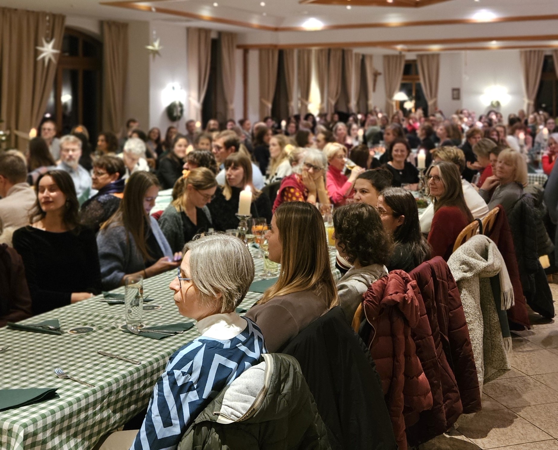 2024 12 18 Rekordteilnahme an Weihnachtsfeier der Kinderklinik Dritter Orden Passau 1
